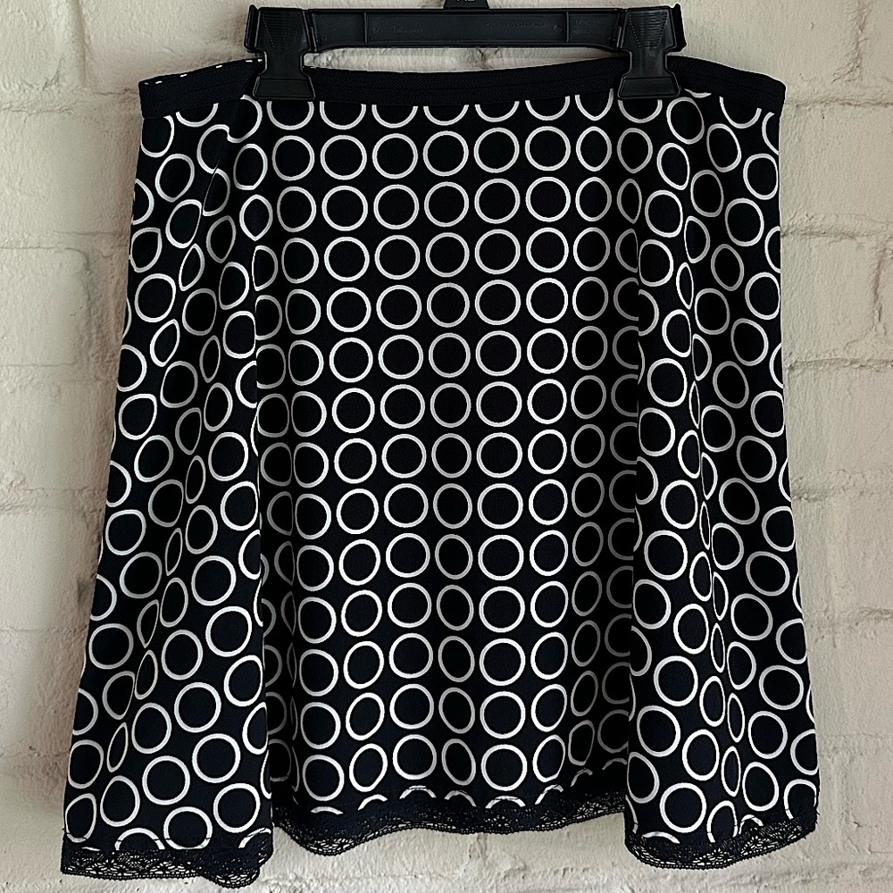 The Limited black and white super cute pattern size 6 business casual skirt